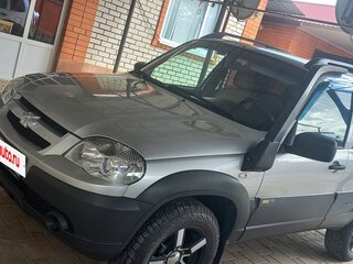 2017 Chevrolet Niva I Рестайлинг, серебристый, 805000 рублей, вид 1