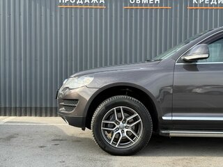 2010 Volkswagen Touareg I Рестайлинг, чёрный, 1590000 рублей, вид 5