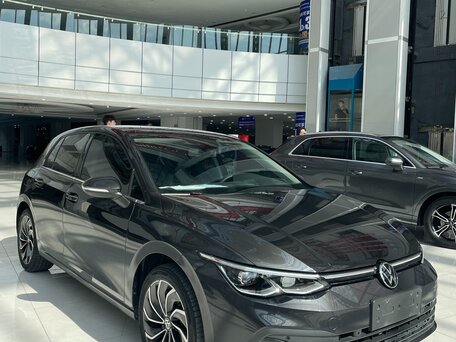 2022 Volkswagen Golf VIII, чёрный, 2800000 рублей, вид 2