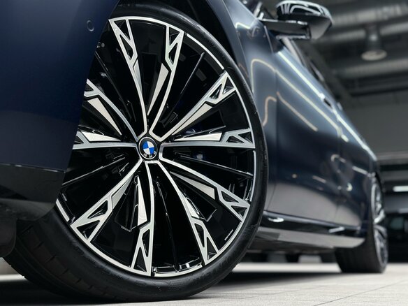 2026 BMW 7 серии 740 xDrive VII (G70) Рестайлинг, синий, 26500000 рублей - вид 9