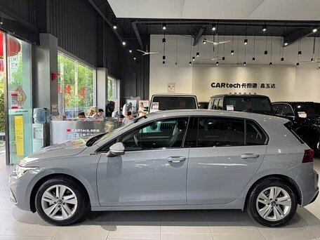2022 Volkswagen Golf VIII, серый, 1650000 рублей, вид 4