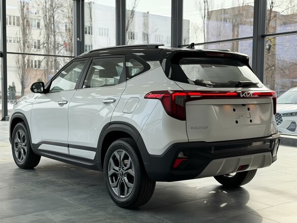 2026 Kia Seltos I Рестайлинг, белый - вид 3