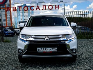 2018 Mitsubishi Outlander III Рестайлинг 2, белый, 2370000 рублей, вид 3