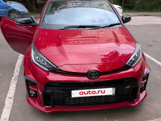2021 Toyota Yaris IV, красный, 3300000 рублей, вид 2