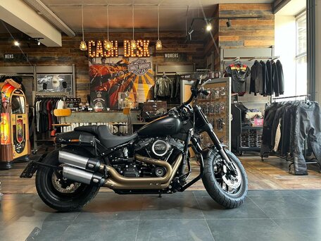 2018 Harley-Davidson Fat Bob, чёрный, 1990000 рублей, вид 3