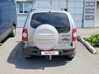 2013 Chevrolet Niva I Рестайлинг, серебристый, 700000 рублей, вид 3