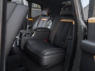 2026 Rolls-Royce Cullinan Black Badge I Рестайлинг (Series II), коричневый, 70500000 рублей, вид 3