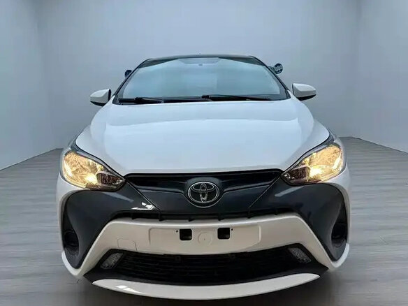 2023 Toyota Yaris L XP150 Рестайлинг, белый, 846000 рублей - вид 1
