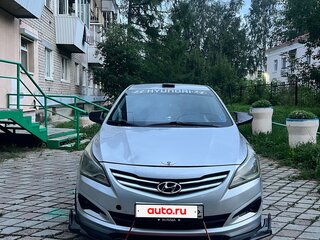 2015 Hyundai Solaris I Рестайлинг, серебристый, 600000 рублей, вид 2