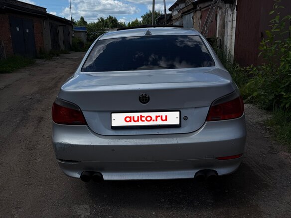 2004 BMW 5 серии 525i V (E60/E61), серебристый - вид 1