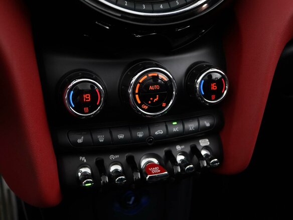 2019 Mini Cabrio JCW John Cooper Works III Рестайлинг, красный, 3149077 рублей - вид 17