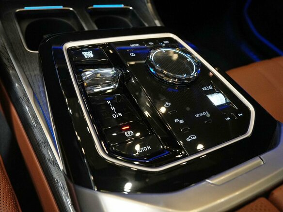 2025 BMW 7 серии 740d xDrive VII (G70), чёрный, 17200000 рублей - вид 17