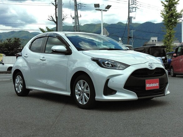 2023 Toyota Yaris IV, белый, 1060000 рублей - вид 1