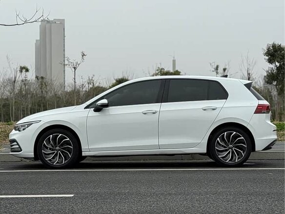 2022 Volkswagen Golf VIII, белый - вид 3