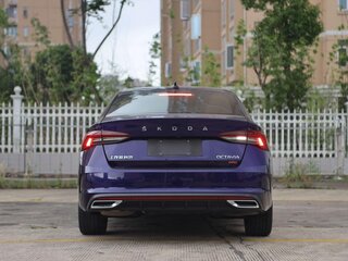 2022 Skoda Octavia IV (A8), фиолетовый, 1800000 рублей, вид 5