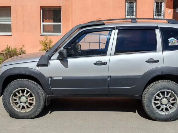 2015 Chevrolet Niva I Рестайлинг, серебристый, 570000 рублей - вид 2