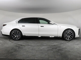 2025 BMW 7 серии 740i xDrive VII (G70), белый, 17150000 рублей, вид 4