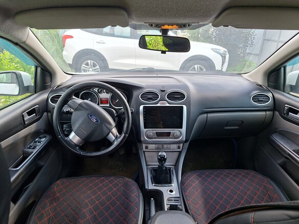 2010 Ford Focus II Рестайлинг, белый, 485000 рублей - вид 4