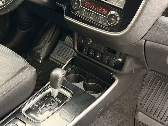 2019 Mitsubishi Outlander III Рестайлинг 3, белый, 1700000 рублей - вид 11