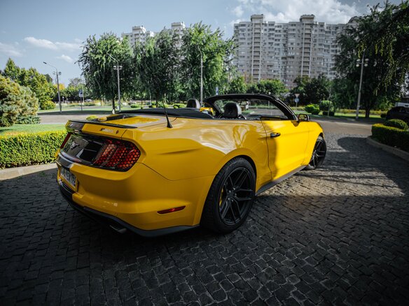 2020 Ford Mustang VI Рестайлинг, жёлтый, 3600000 рублей - вид 5