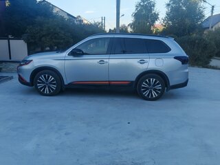 2019 Mitsubishi Outlander III Рестайлинг 3, серебристый, 1750000 рублей, вид 3