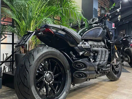 2024 Triumph Rocket III, чёрный, 3250000 рублей, вид 3