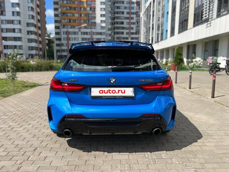 2021 BMW 1 серии M135i xDrive III (F40), синий, 4650000 рублей, вид 4