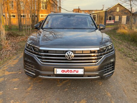 2018 Volkswagen Touareg III, серый, 5250000 рублей, вид 4