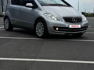 2009 Mercedes-Benz A-Класс 160 II (W169) Рестайлинг, серебристый, 700000 рублей, вид 3