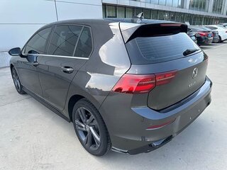 2023 Volkswagen Golf VIII, чёрный, 1535111 рублей, вид 2