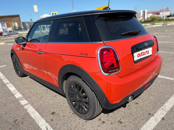 2021 Mini Hatch Cooper III (F55/F56) Рестайлинг, оранжевый - вид 3