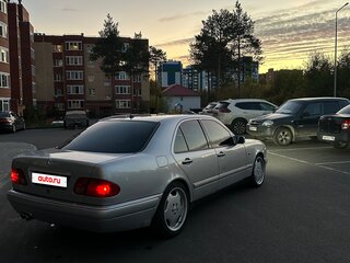 1998 Mercedes-Benz E-Класс 240 II (W210, S210), серебристый, 575000 рублей, вид 2