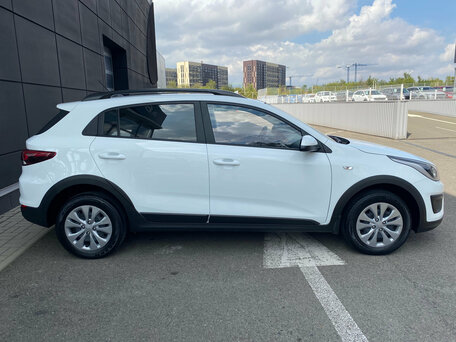2020 Kia Rio X-Line IV, белый, 1641000 рублей, вид 4