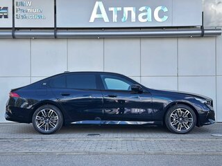 2025 BMW 5 серии Long 530Li xDrive VIII (G60/G61/G68), чёрный, 8490000 рублей, вид 4