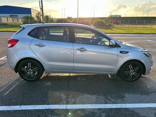 2016 Kia Rio III Рестайлинг, серебристый, 750000 рублей, вид 5
