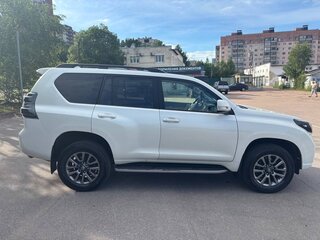 2017 Toyota Land Cruiser Prado 150 Series Рестайлинг 1, белый, 3900000 рублей, вид 4