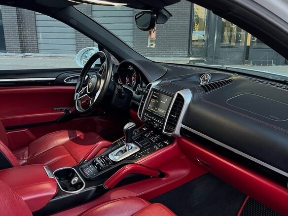2016 Porsche Cayenne S II Рестайлинг (958), белый, 4080000 рублей - вид 5
