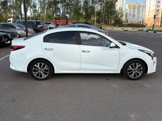 2021 Kia Rio IV Рестайлинг, белый, 1720000 рублей, вид 3