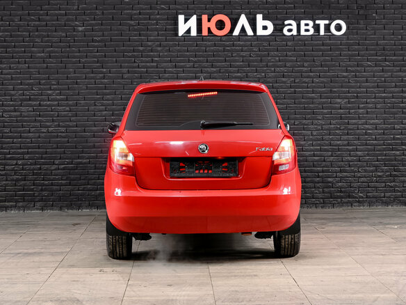 2010 Skoda Fabia II, красный - вид 2
