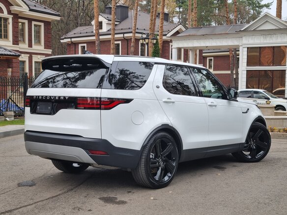 2025 Land Rover Discovery P300 V Рестайлинг, белый, 6590000 рублей - вид 3