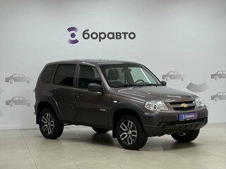 2017 Chevrolet Niva I Рестайлинг, коричневый, 820000 рублей, вид 3