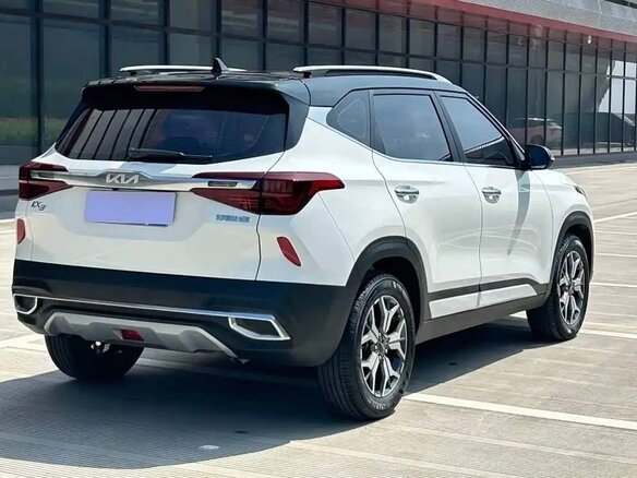 2022 Kia KX3, белый, 1900000 рублей - вид 4