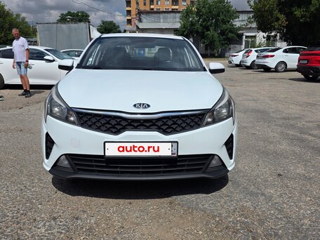 2021 Kia Rio IV Рестайлинг, белый, 1100000 рублей, вид 1
