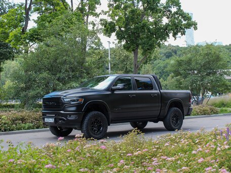 2023 Ram 1500 Crew Cab V, чёрный, 8050000 рублей, вид 3