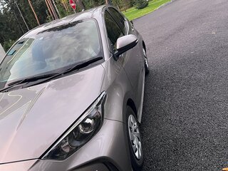 2020 Toyota Yaris IV, коричневый, 1100000 рублей, вид 4