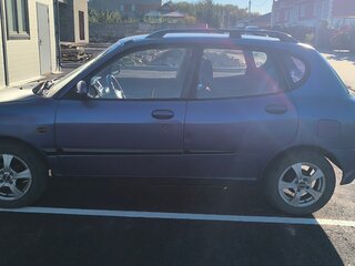 1998 Daihatsu Sirion I (M1), синий, 350000 рублей, вид 5