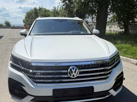2018 Volkswagen Touareg III, белый, 5200000 рублей, вид 2