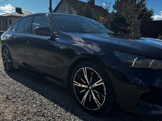 2024 BMW 5 серии 540d xDrive VIII (G60/G61/G68), синий, 9200000 рублей, вид 3