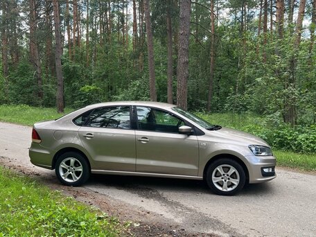 2015 Volkswagen Polo V Рестайлинг, бежевый, 915000 рублей, вид 4