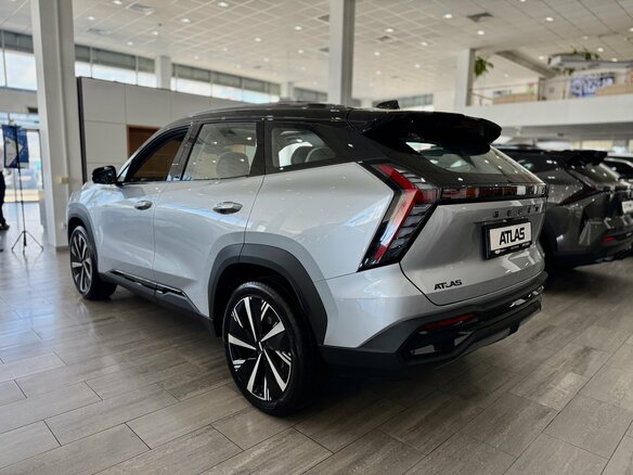 2025 Geely Atlas II, серебристый - вид 3